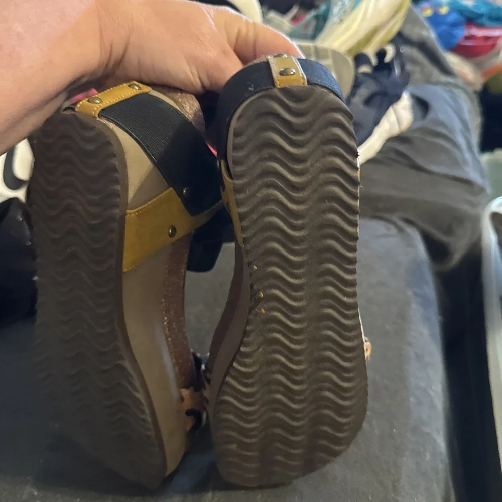 Women Hokus Pokus Black/yellow Wedges Size 8.5